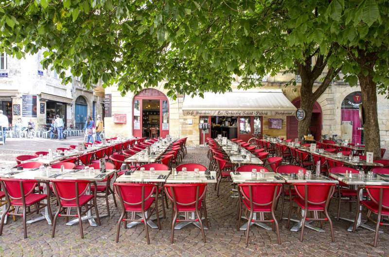 restaurant bar tapas avec terrasse ensoleillée dans le quartier historique du vieux Bordeaux